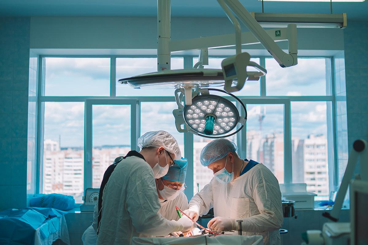 Кировские онкологи провели сложнейшую операцию по удалению сразу двух опухолей различной локализации
